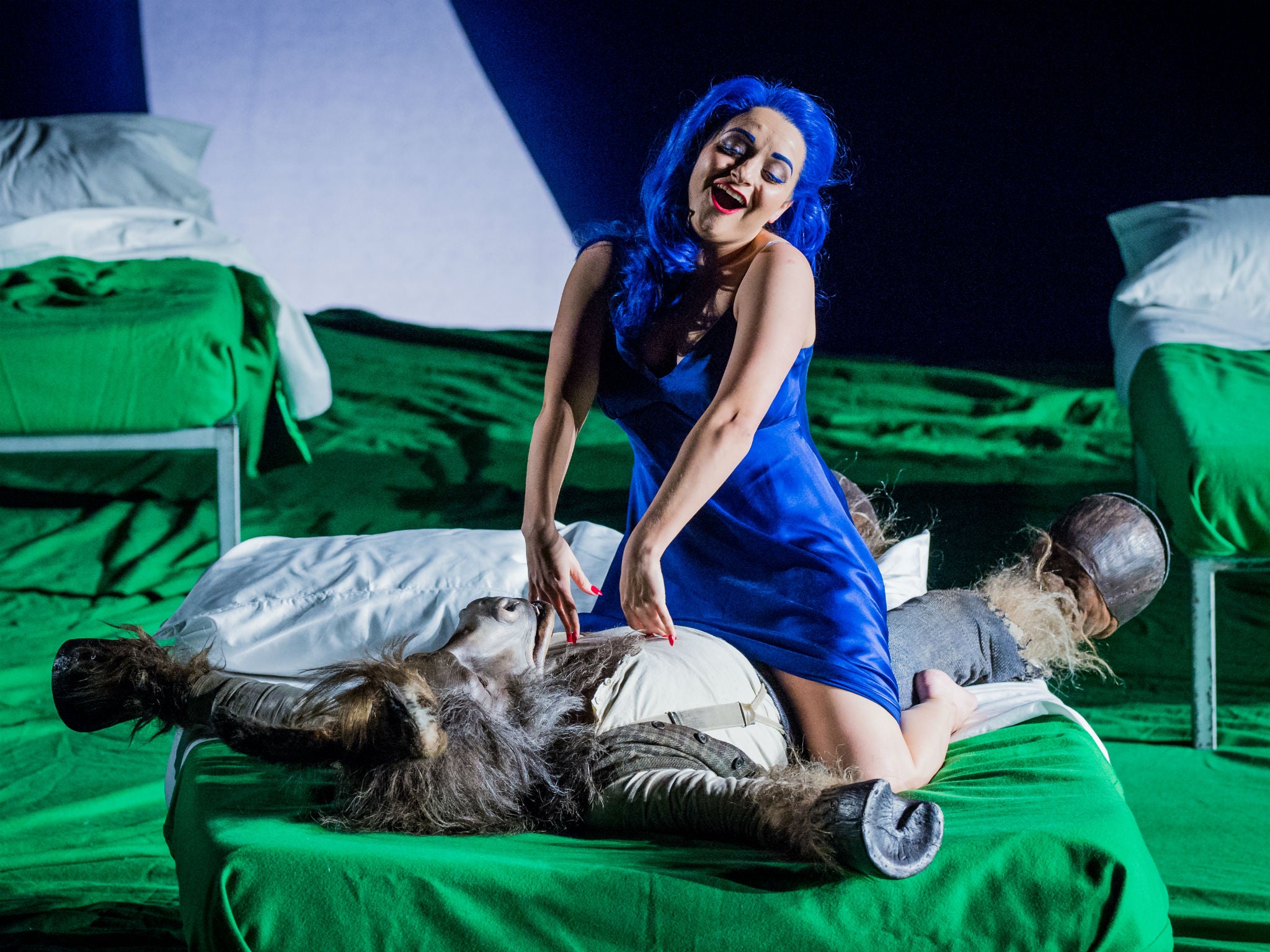 Joshua Bloom as Bottom and Soraya Mafi as Tytania in ENO’s ‘A Midsummer Night’s Dream’