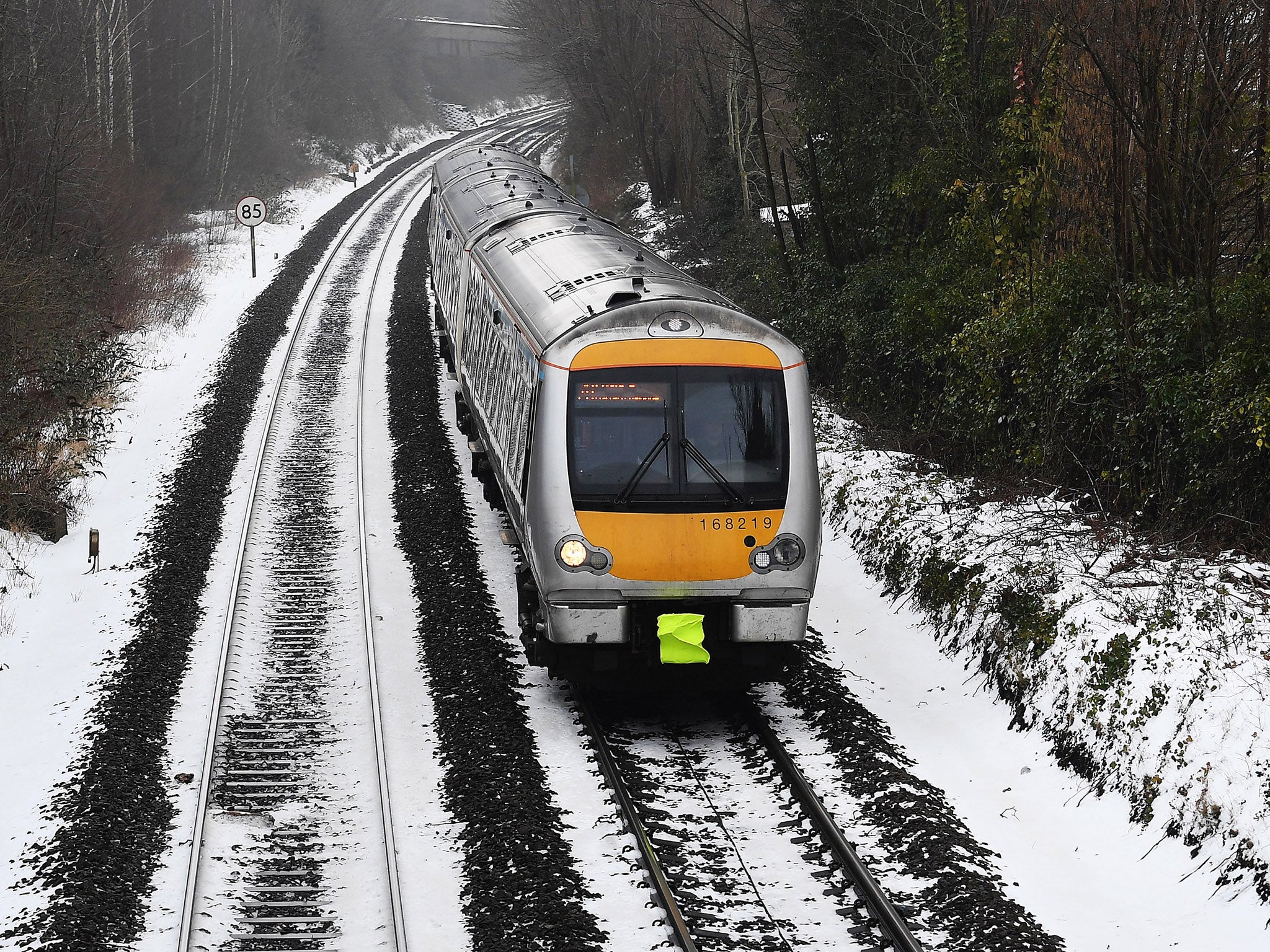 UK weather forecast latest: Snow and ice to blight country as chill 