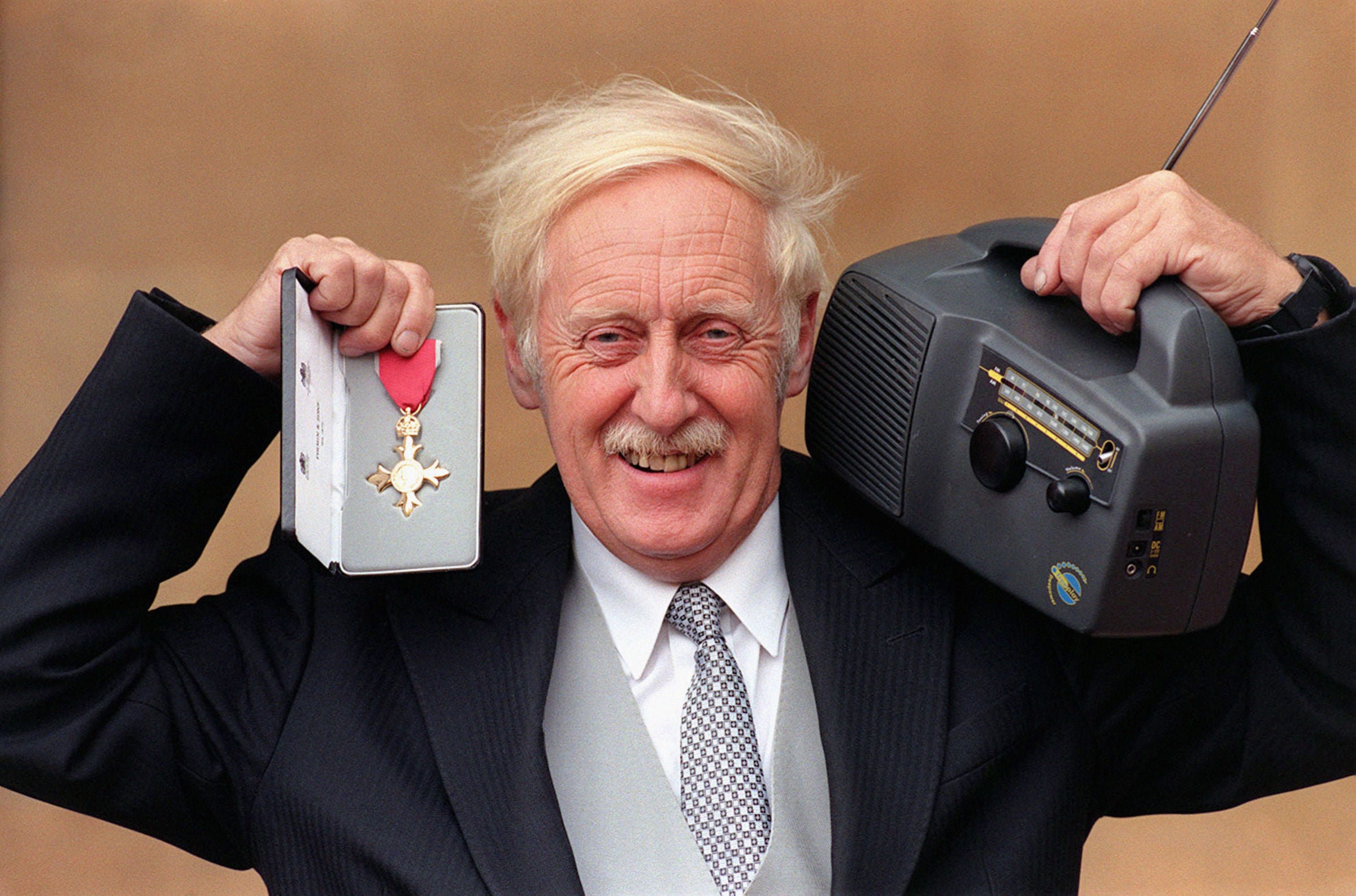 Trevor Baylis The Wind up Radio Inventor Who Forced Companies To Take 