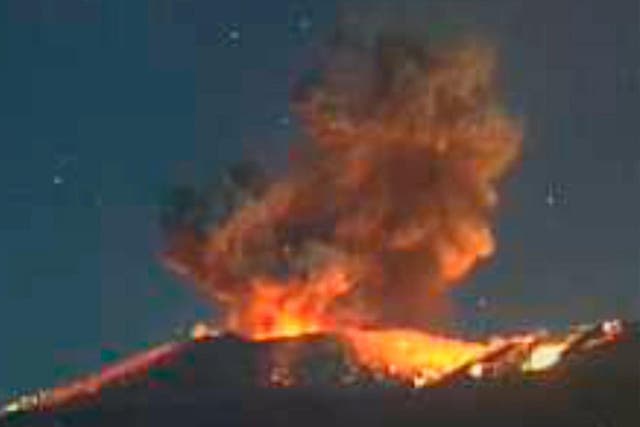 Surveillance camera footage of lava erupting from Shinmoedake on 10 March 2018