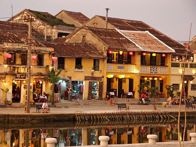 Holly and her mum experienced the lantern festival in Hoi An