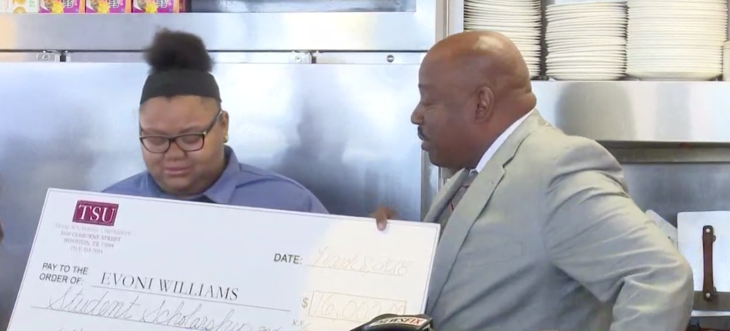 Evoni Williams was awarded a scholarship for her act of kindness (KHOU)