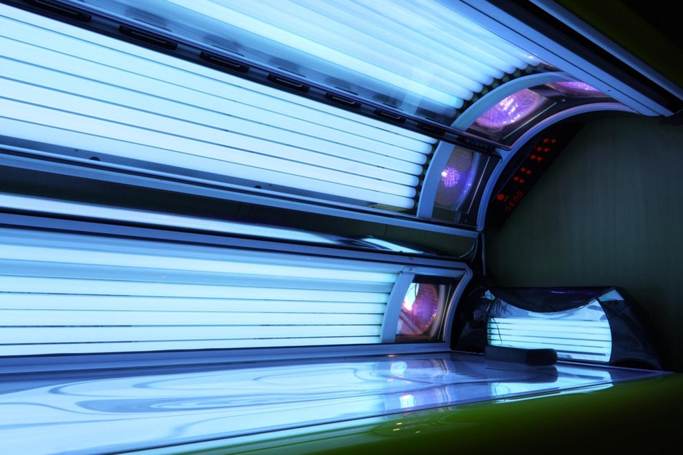 Motheroftwo warns of the dangers of tanning beds with a photo of her