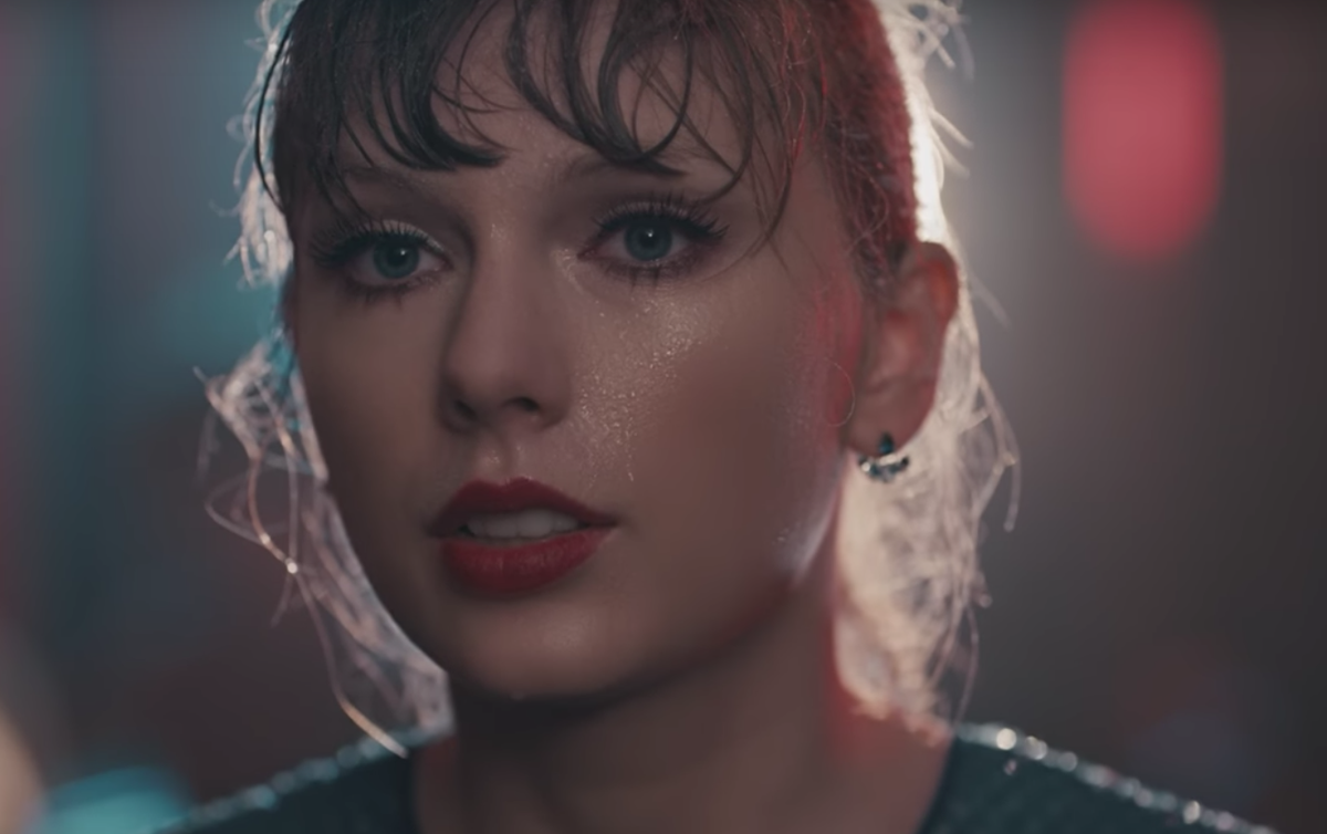 Taylor Swift dances like nobody's watching in 'Delicate' video | The  Independent | The Independent