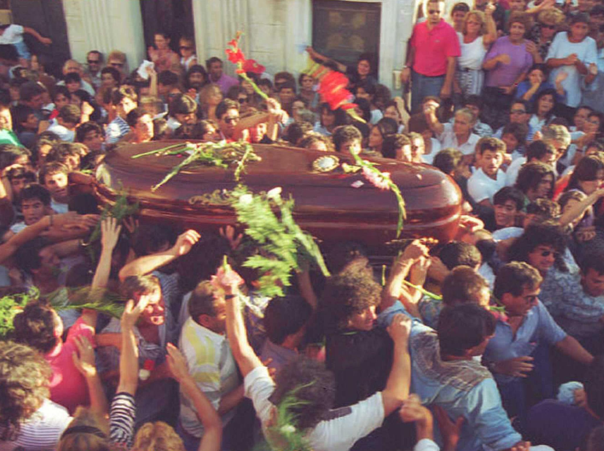 &#13; Monzon's coffin is carried by fans in Santa Fe &#13;