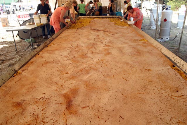 People taste 13 October 2007, the biggest pumpkin pie ever cooked in the country in Silvertown on the outskirts of Pretoria
