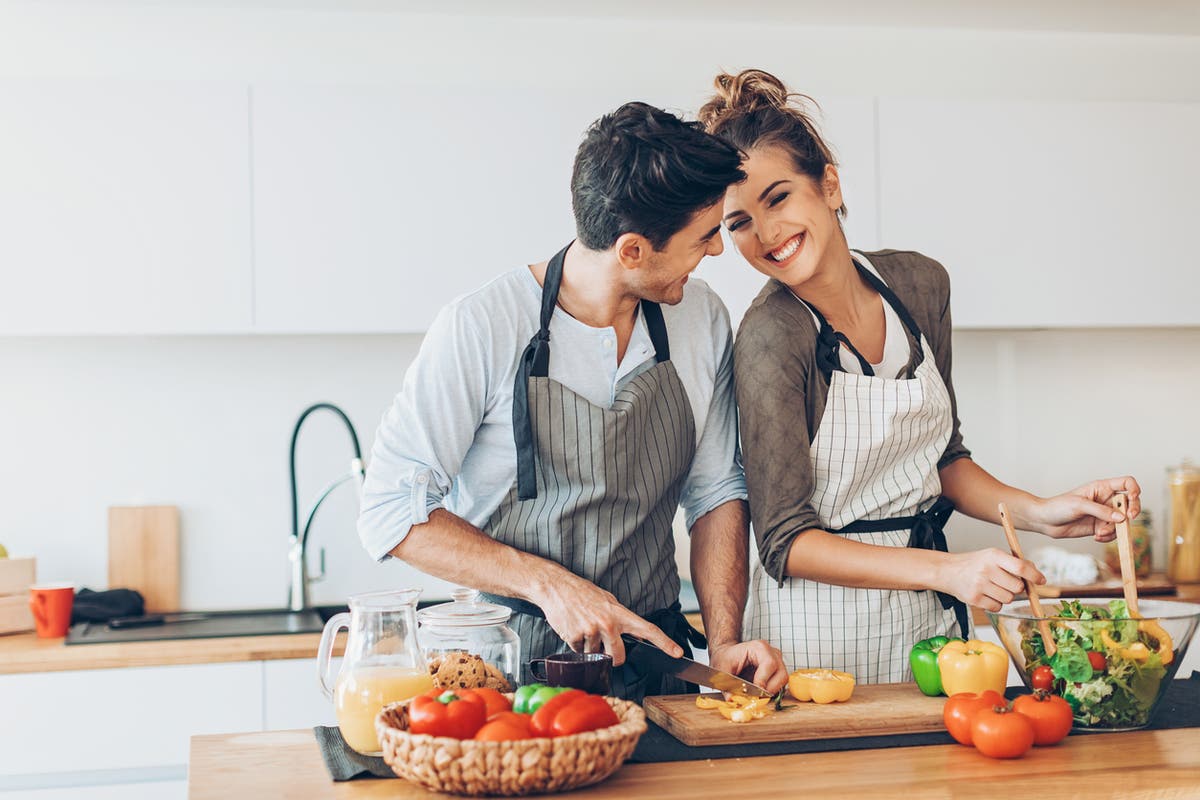 Men are used to women. Влюбленные на кухне. Мужчина и женщина на кухне. Женщина на кухне. Мужчина и женщина завтракают.