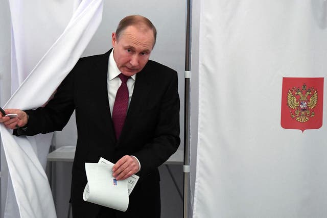 Vladimir Putin casts his vote in the 2018 Russian election