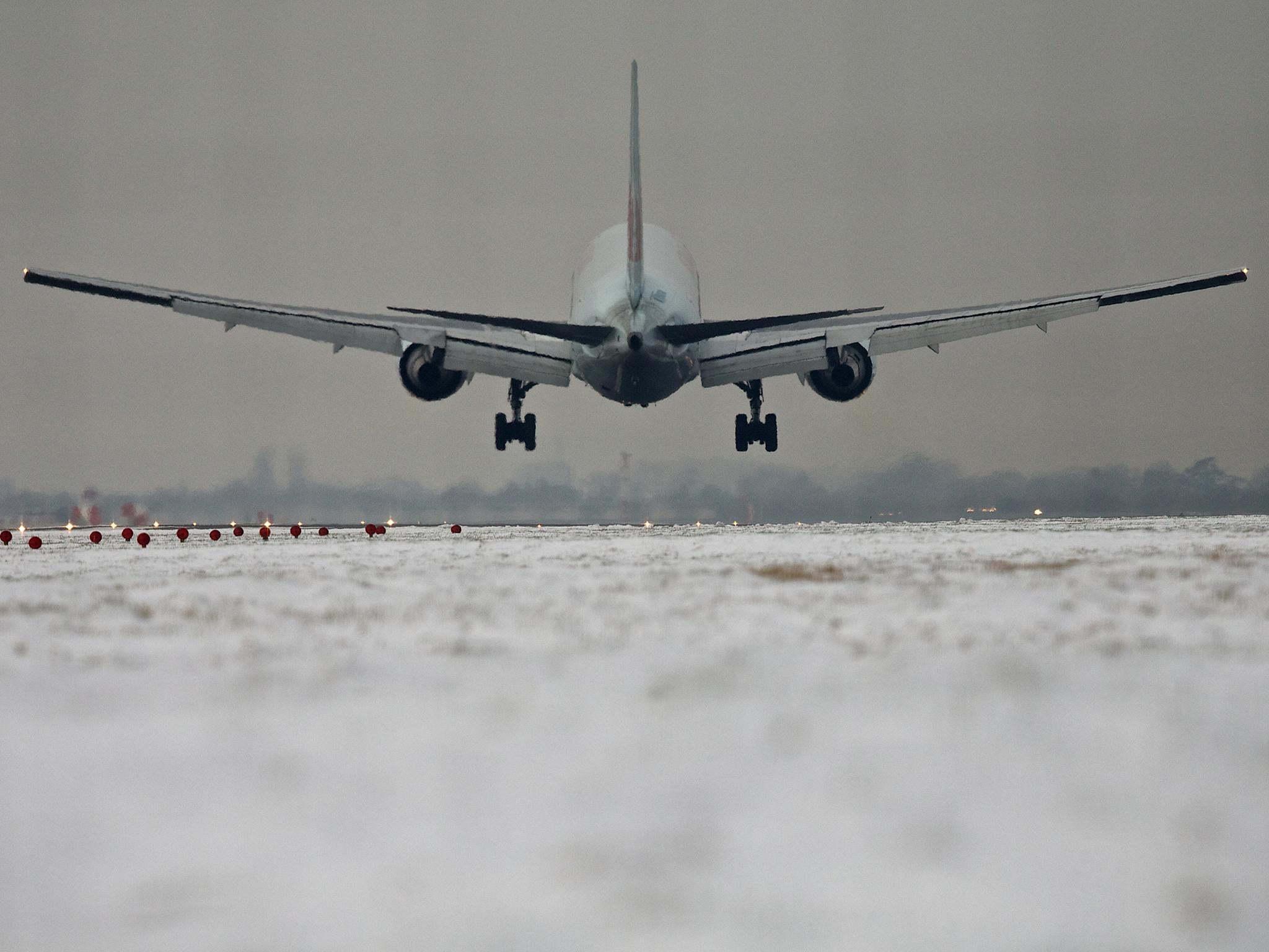 In snowy conditions, Heathrow and its airlines reduce their schedules