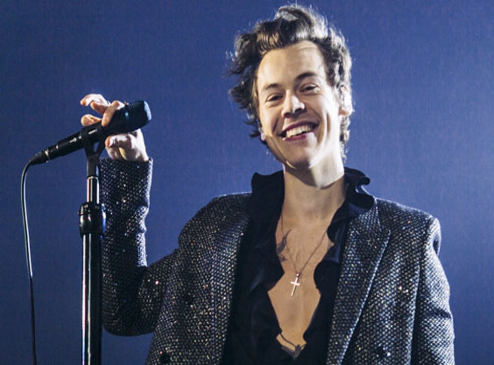 Harry Styles makes anti-gun violence statement with his guitar during ...