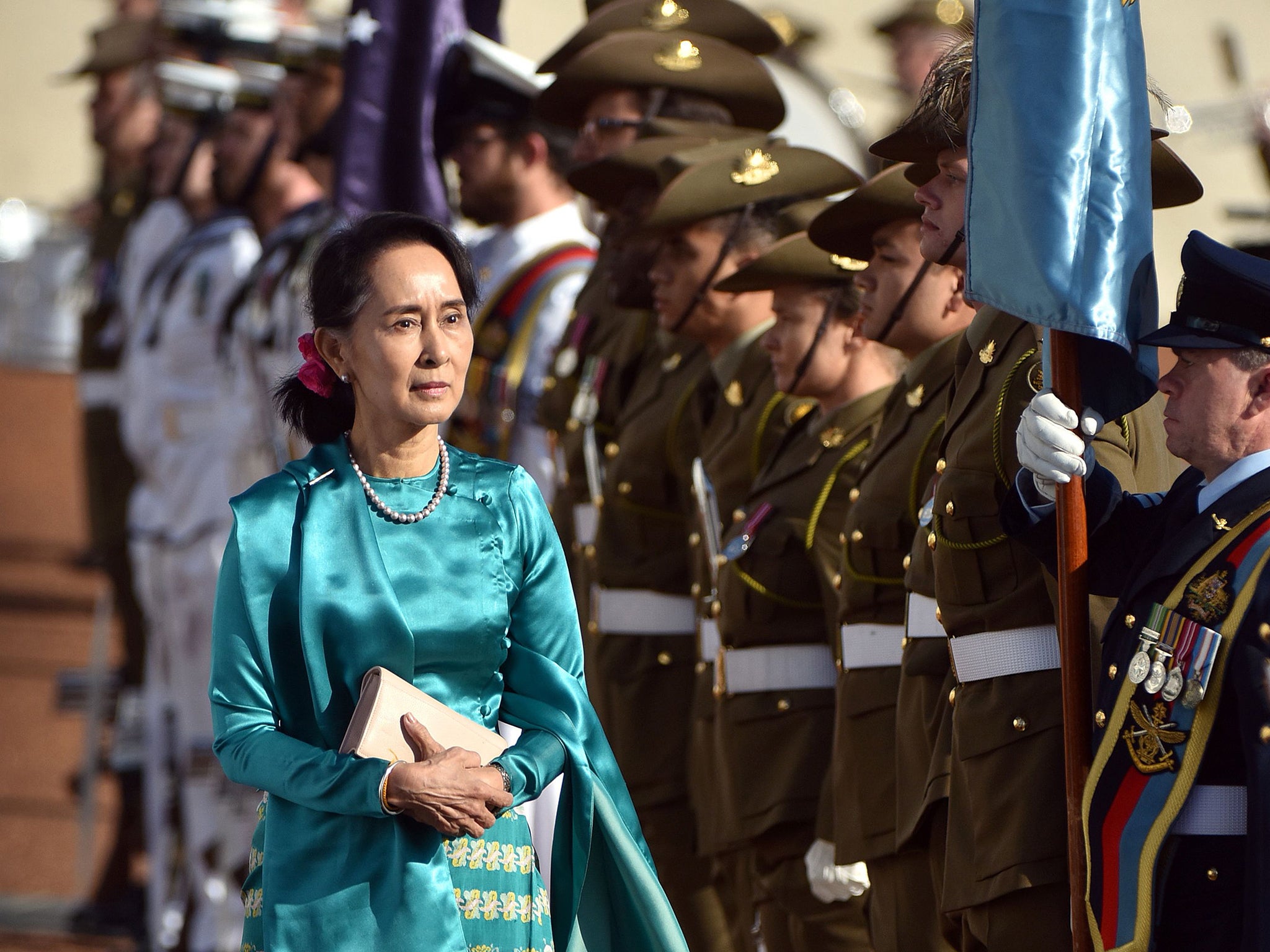 Aung San Suu Kyi arrives in Canberra to be met by a military honour guard and Australia's Prime Minister, Malcolm Turnbull