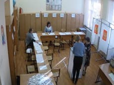 Video appears to show ballot box stuffing in Moscow