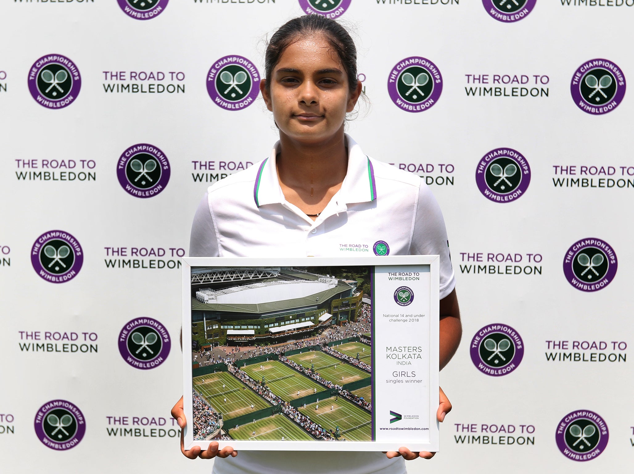 
Holding her prize, Sanjana Tirumalla (AELTC) 