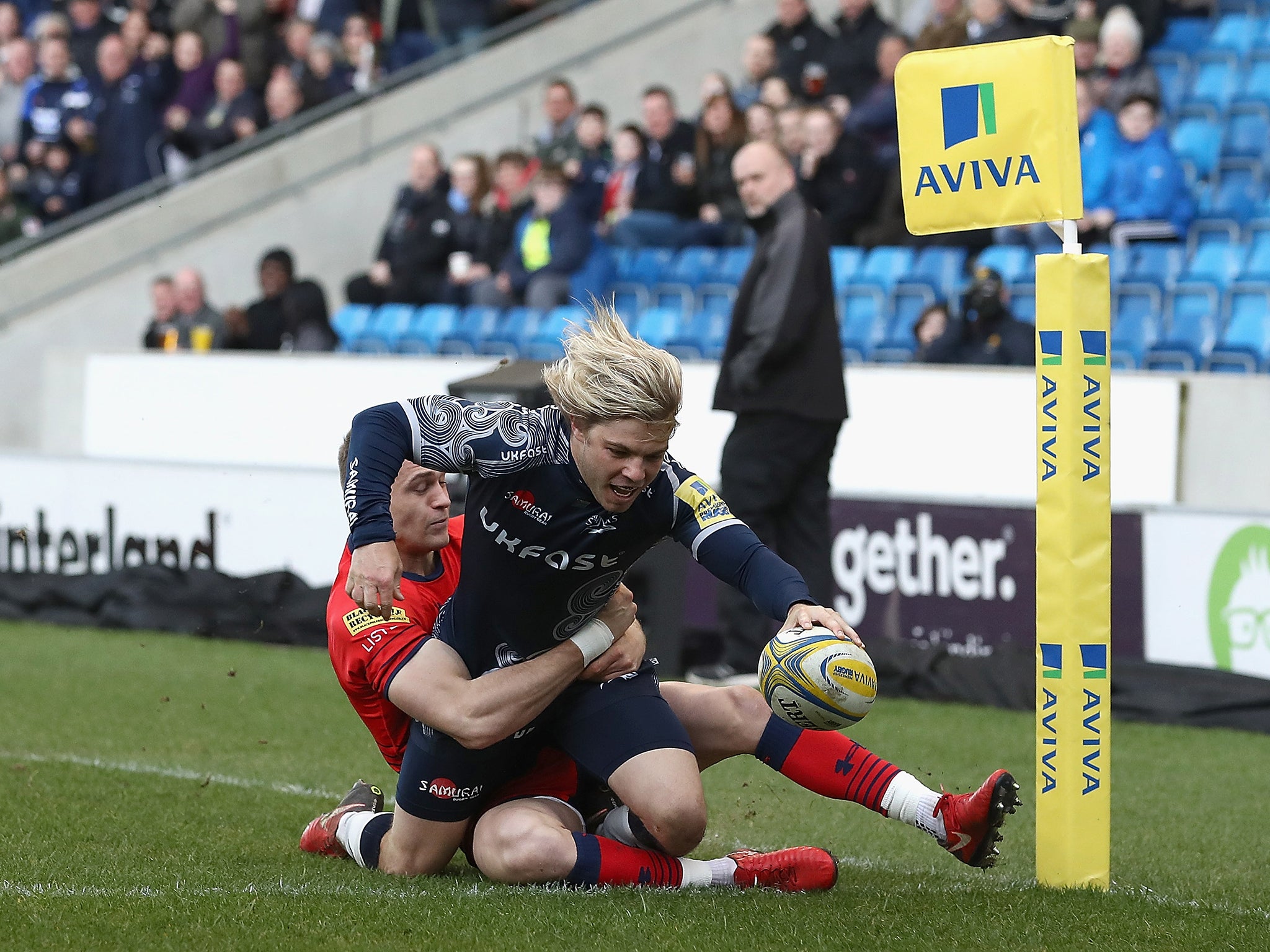 Faf du Klerk touches down to score a try for Sale