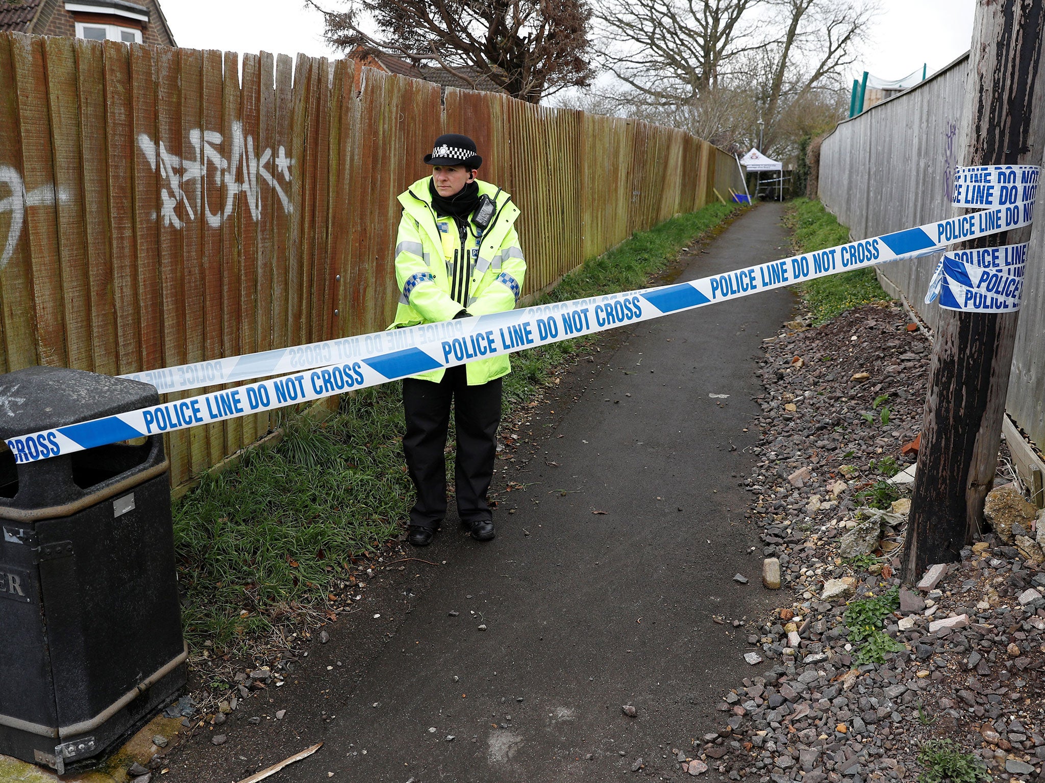 A police officer stands behind cordon tape in an alleyway which has been blocked off near the home of former Russian intelligence officer Sergei Skripal in Salisbury (REUTERS/Peter Nicholls)