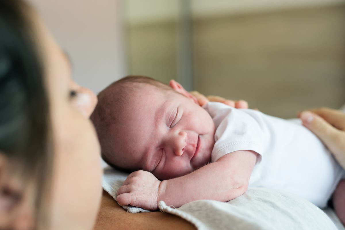 Baby goes love. Ребенок лежит на маме. С новорожденного сына. Новороденныедетисмамаой. Мама лежит с новорожденным.