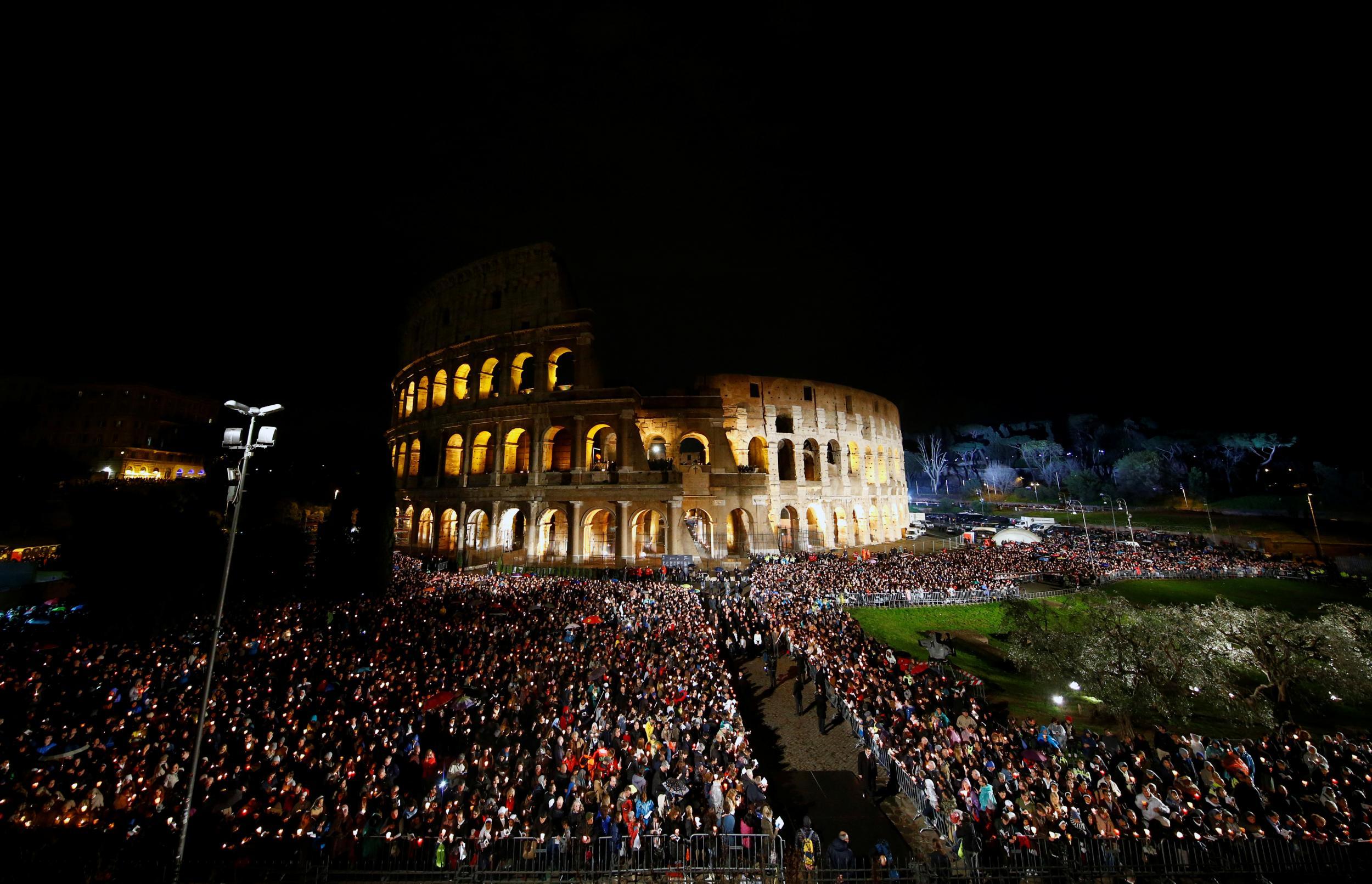 Простолюдин на трибуне колизея 6. Coliseum. Колизеум обои. Германия Колизеум.