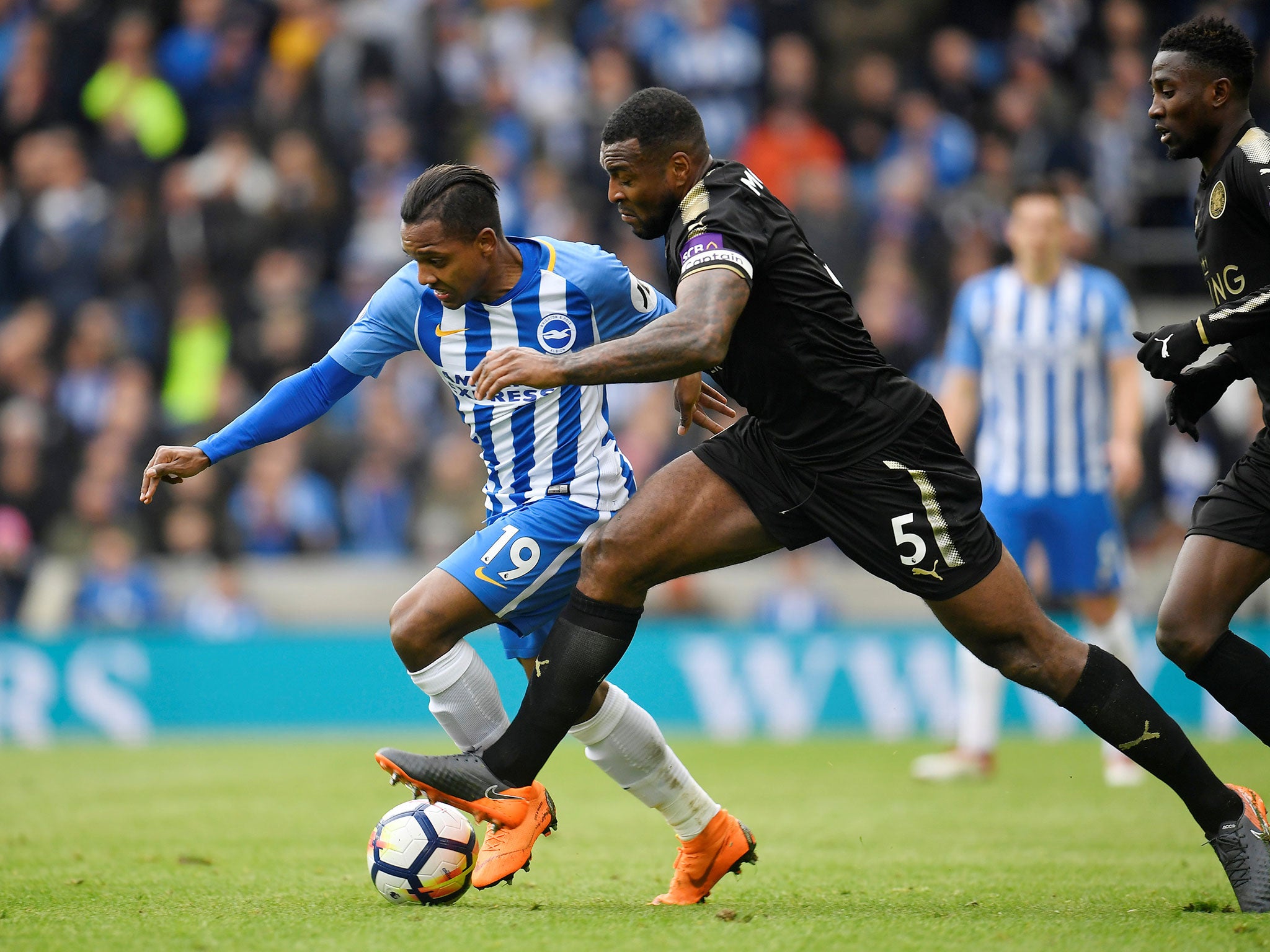 Wes Morgan attempts to push Jose Izquierdo off the ball