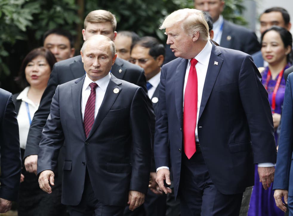 US President Donald Trump (R) and Russia's President Vladimir Putin talk during the Asia-Pacific Economic Cooperation (APEC) leaders' summit