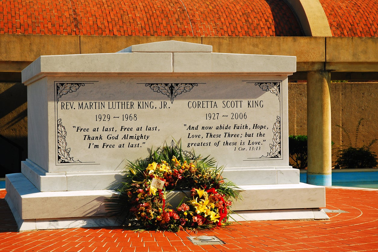 File:Grave-site of Rev. Dr. Martin Luther King Jr. and Coretta Scott King.jpg  - Wikimedia Commons