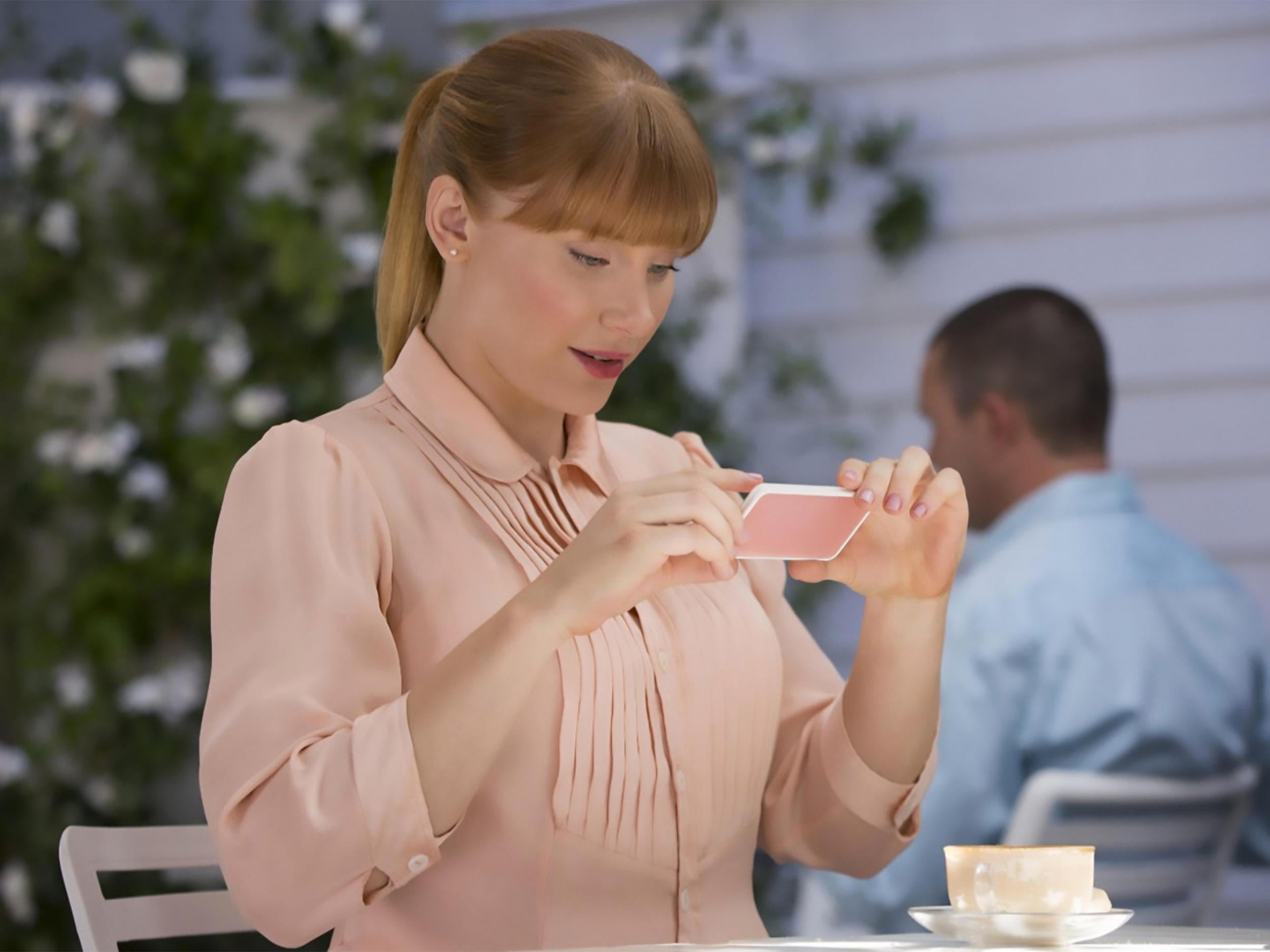 Lacie, the protagonist in the ‘Black Mirror’ episode ‘Nosedive’, rating her social interactions on her phone (Getty)