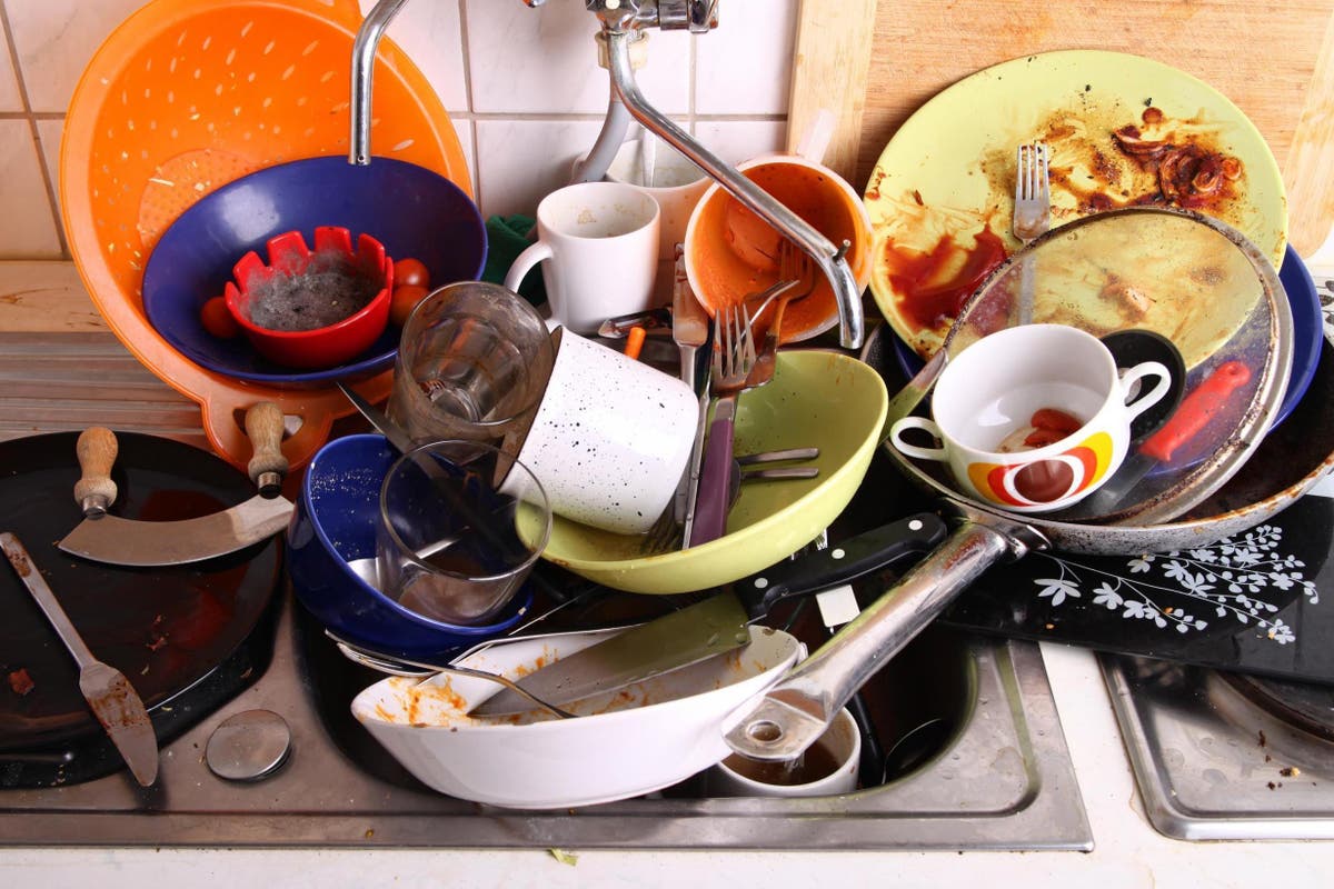 Dishes never. Грязная посуда. Грязная посуда в раковине. Гора грязной посуды. Гора посуды.