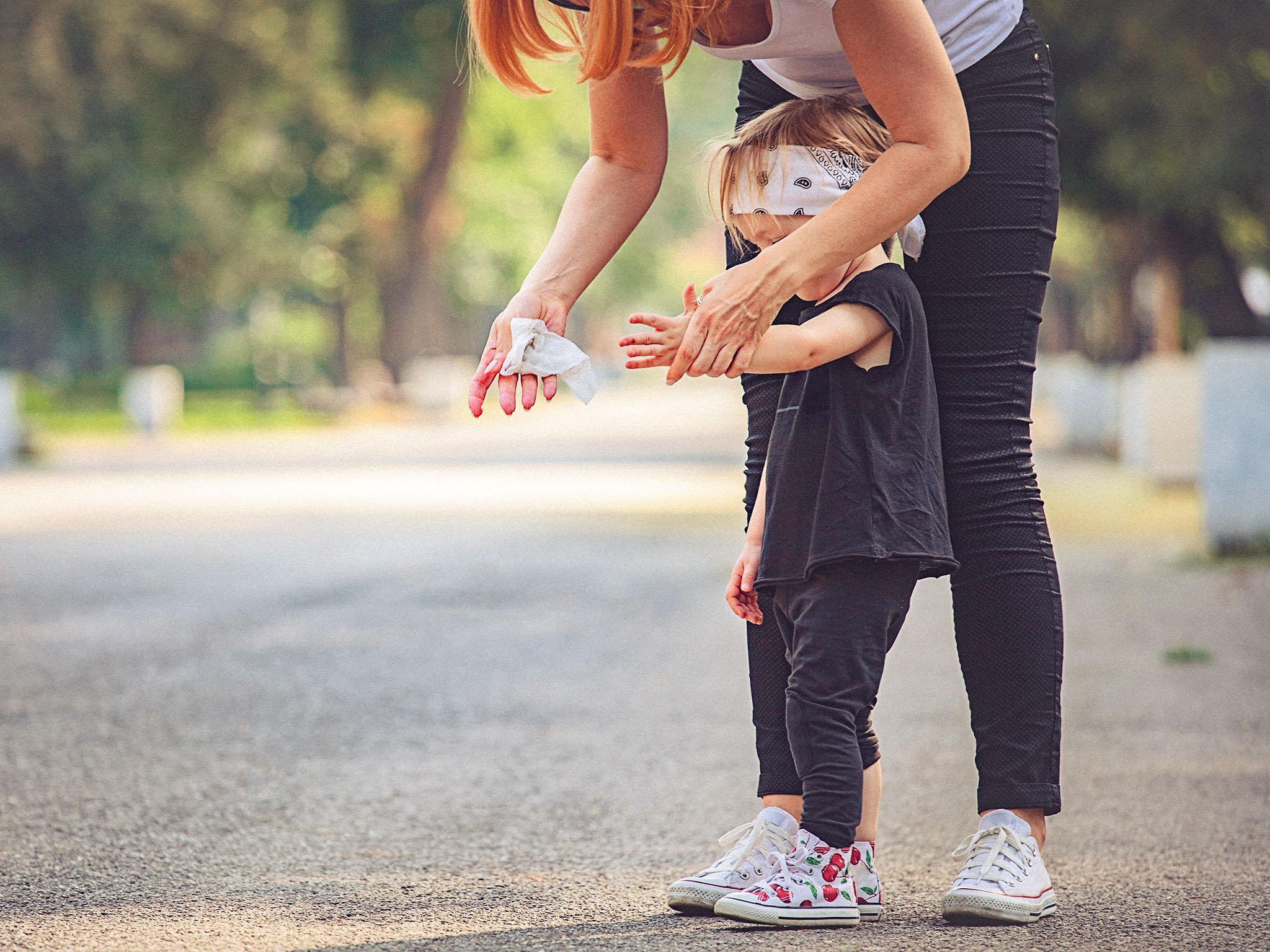 If wet wipe residues are not rinsed off, babies are then vulnerable to absorb allergy-causing chemicals when they’re picked up or touched, study finds.