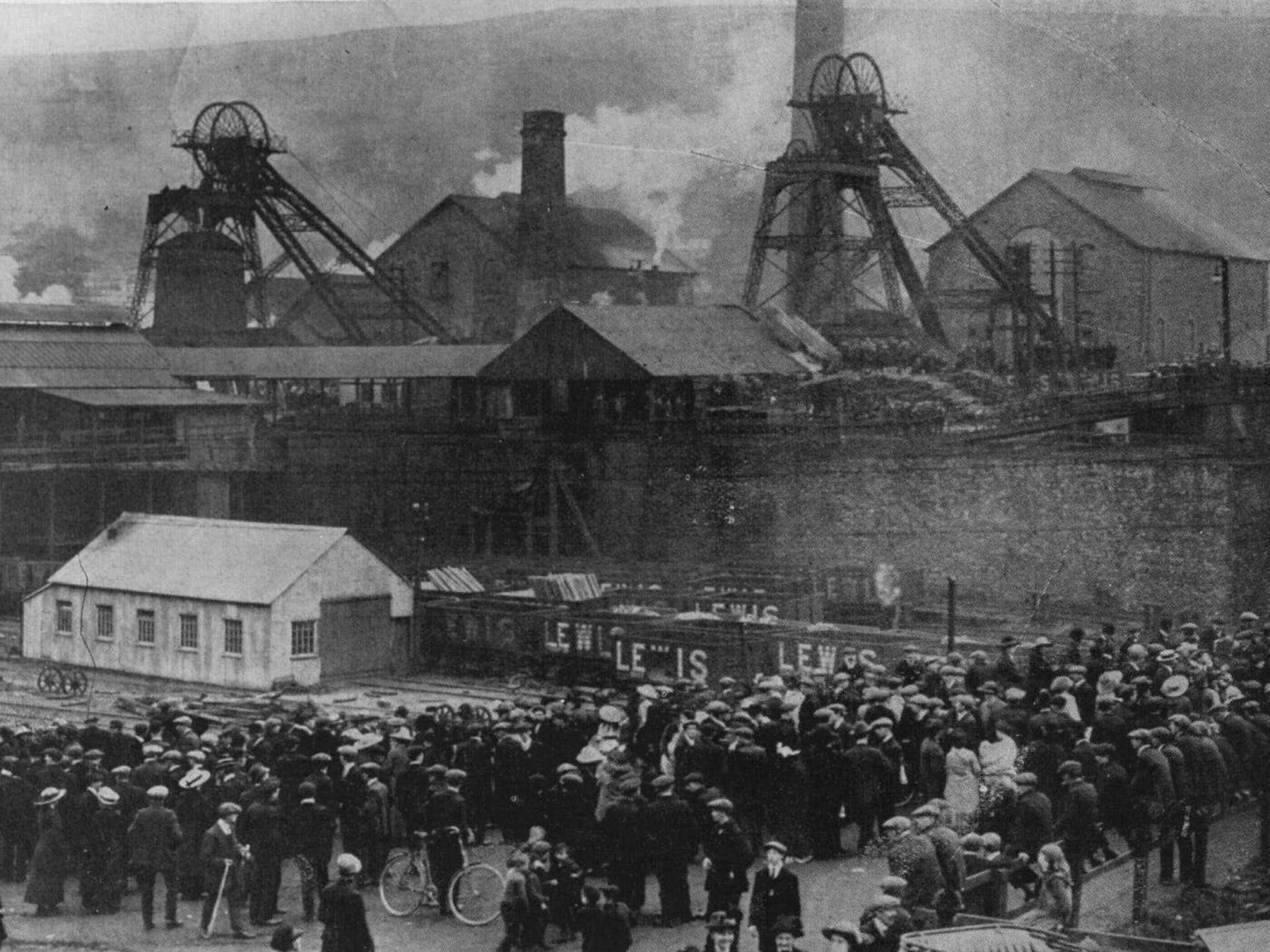 Crowds await news at the Universal Colliery in Senghenydd