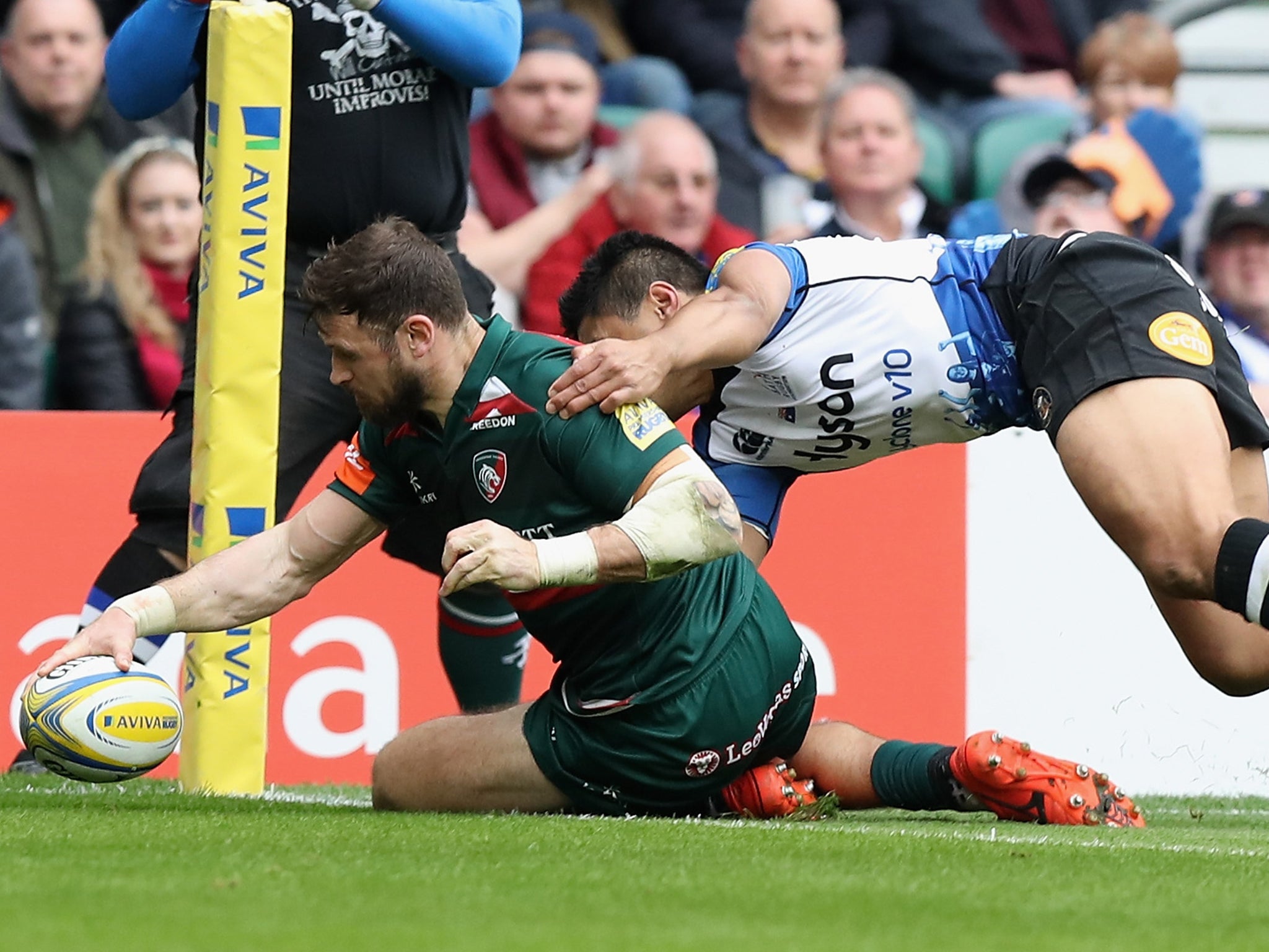 Adam Thompstone scores a try for Leicester Tigers against Bath