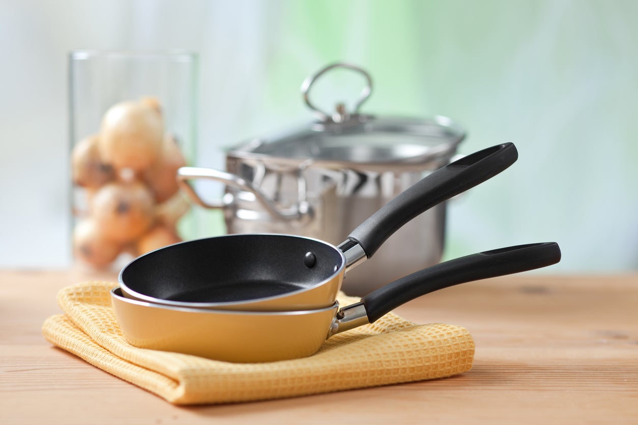 You mustn't use cooking pans that have been significantly scratched or chipped