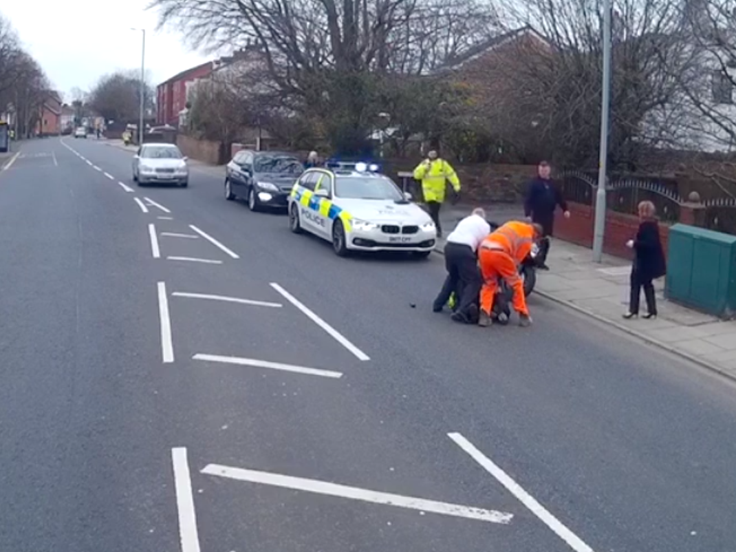 Three passers-by came to the aid of the assaulted police officer
