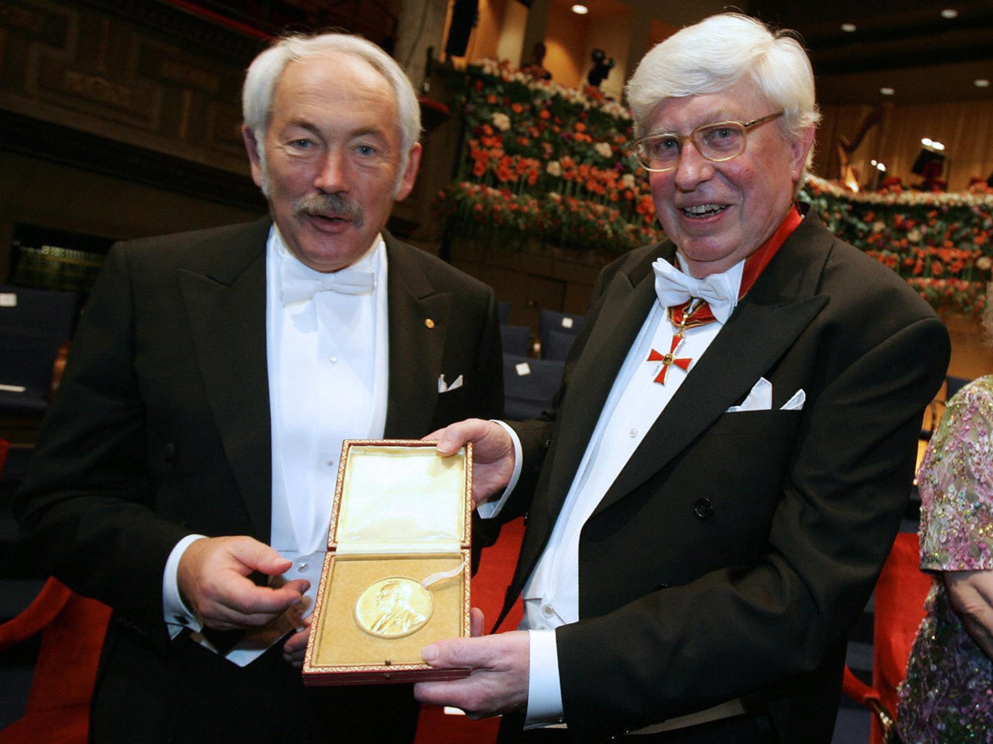 Grünberg (left) with fellow German 2007 Nobel laureate Gerhard Ertl