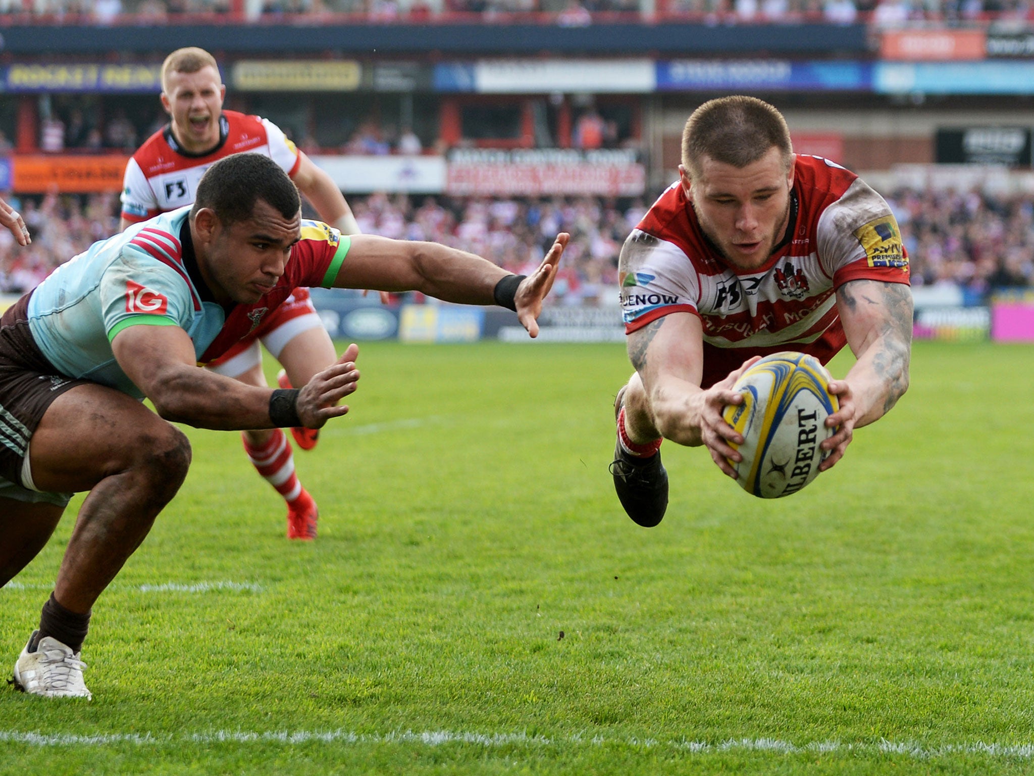 Jason Woodward dives over for Gloucester