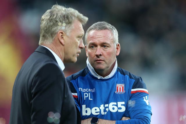 The two managers share a word on the touchline at the London Stadium