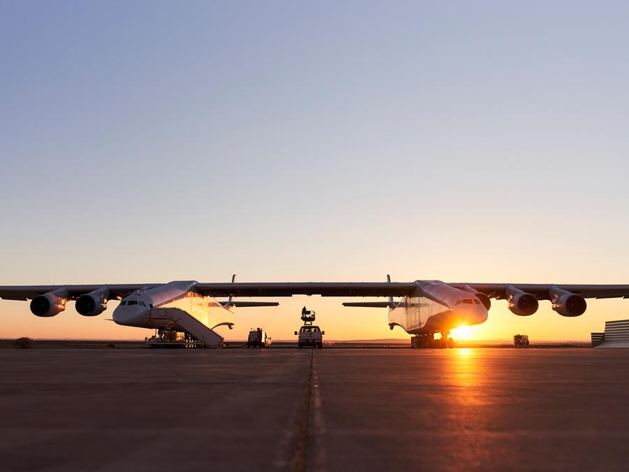 Stratolaunch?has two cockpits and a wingspan longer than a football pitch