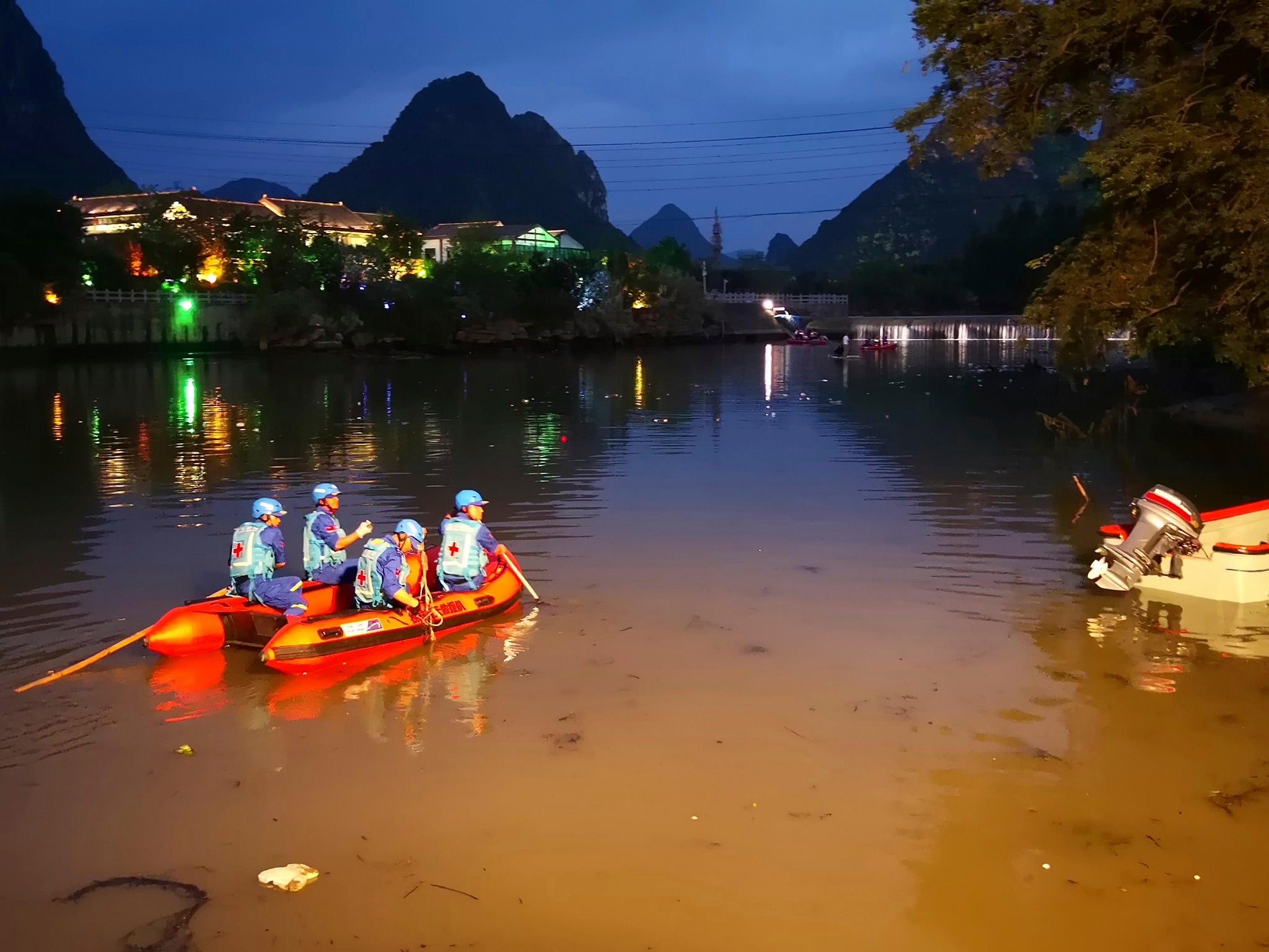 China dragon boats accident: 17 people die after rowboats capsize in strong current