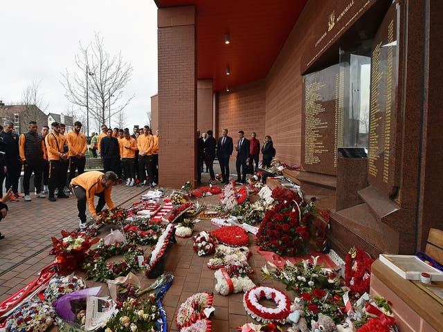Daniele De Rossi lays a wreath at the Anfield Hillsborough memorial