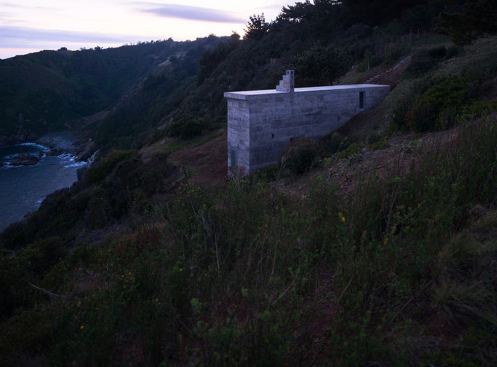The design is influenced by the steep cliffs and the ‘hut’ has a view of the Pacific from its rooftop