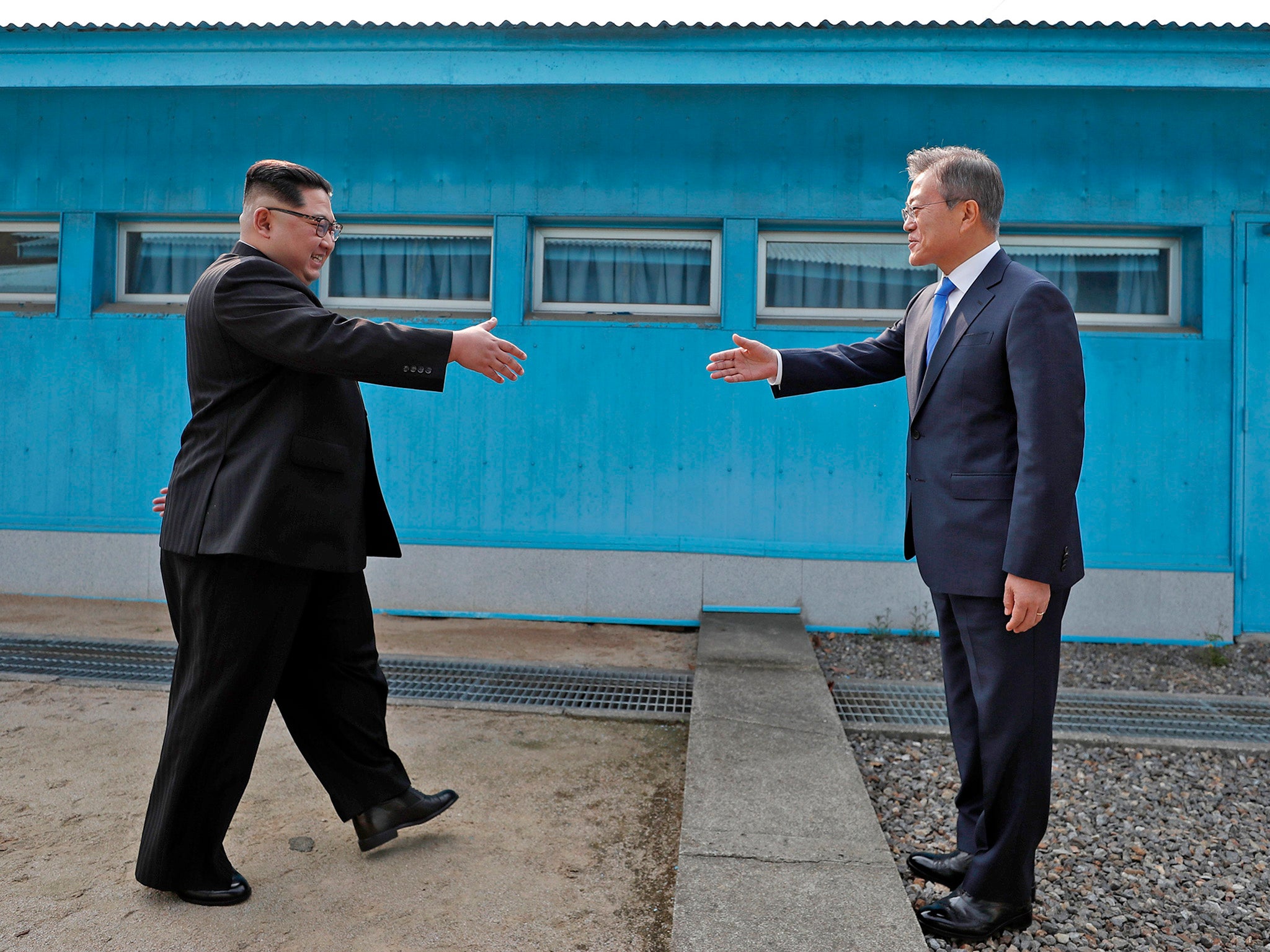 Korea Summit Kim Jong Un And Moon Jae In Go Off Script With Border