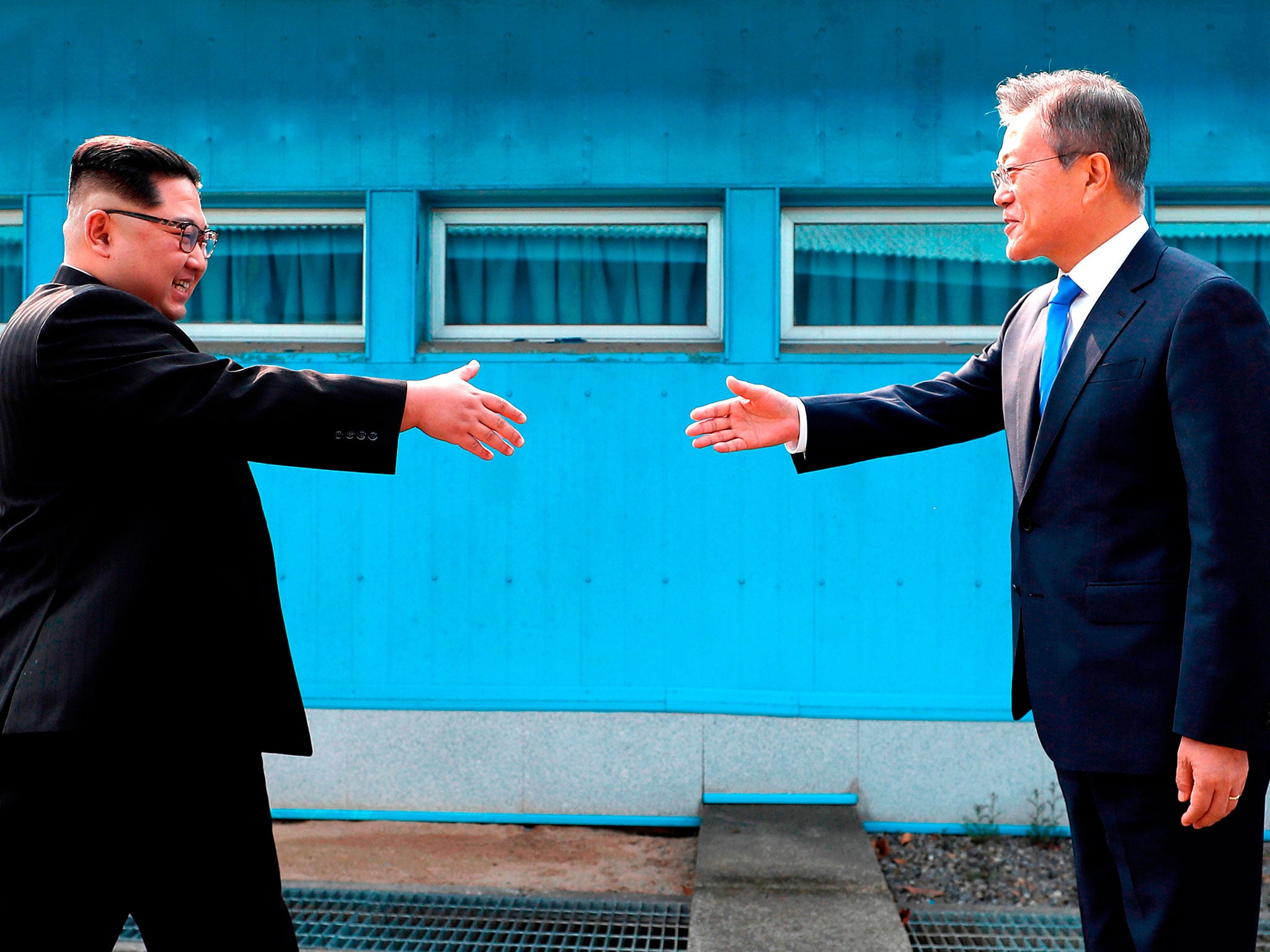 Kim Jong-un and Moon Jae-in meet at the North-South border