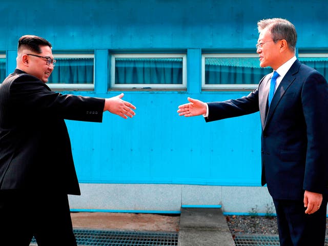 Kim Jong-un and Moon Jae-in meet at the North-South border