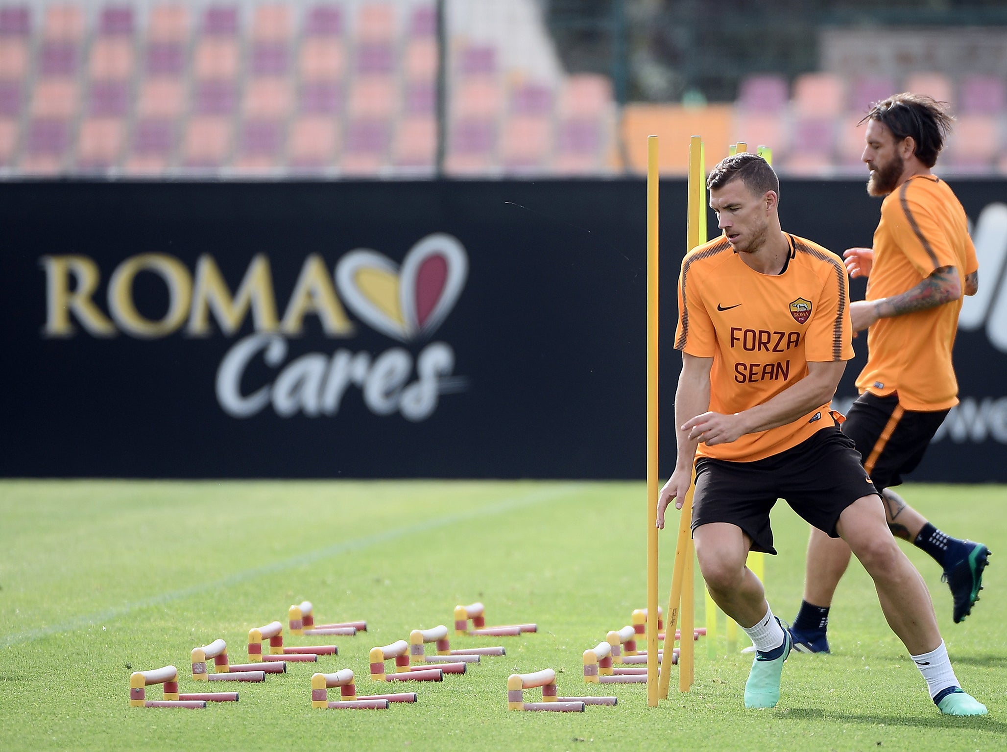 Roma players trained in Sean Cox t-shirts on Tuesday