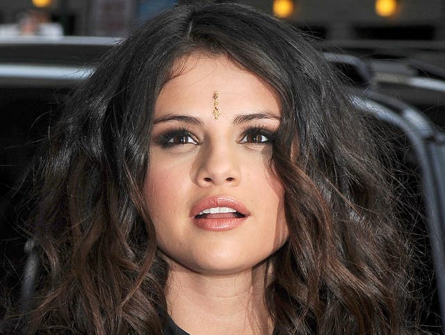 Selena Gomez wears a bindi in 2013