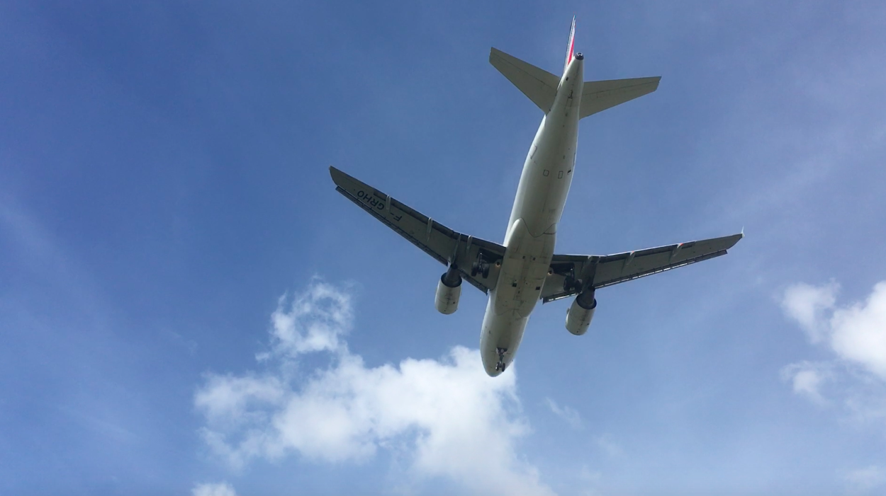 Rare sight: Air France Airbus A320 approaching Heathrow