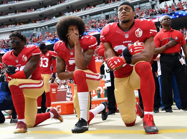 <p>Eric Reid, a la derecha, arrodillado junto a Colin Kaepernick y Eli Harold</p>