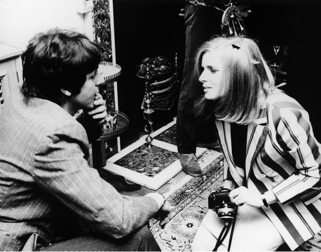 Linda Eastman (1941 - 1998) talks to Paul McCartney at the press launch of the Beatles new album 'Sgt Pepper's Lonely Hearts Club Band', 19th May 1967. The couple married two years later.