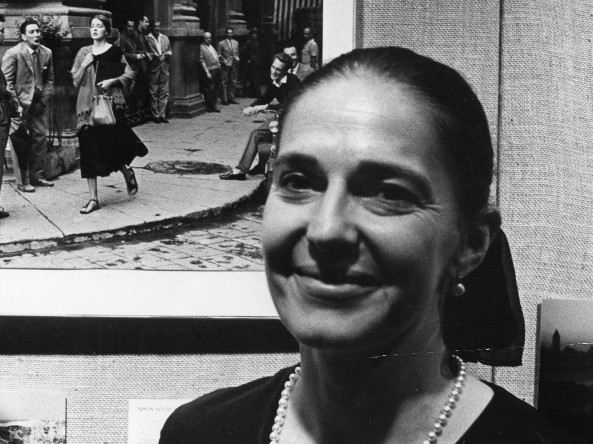 Ninalee Craig in front of Ruth Orkin’s famous image the American Girl in Italy