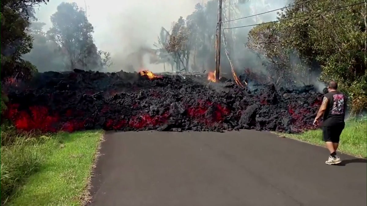 Video Shows Hawaii Residents Greeted By Wall Of Lava Flowing Down Street The Independent The Independent