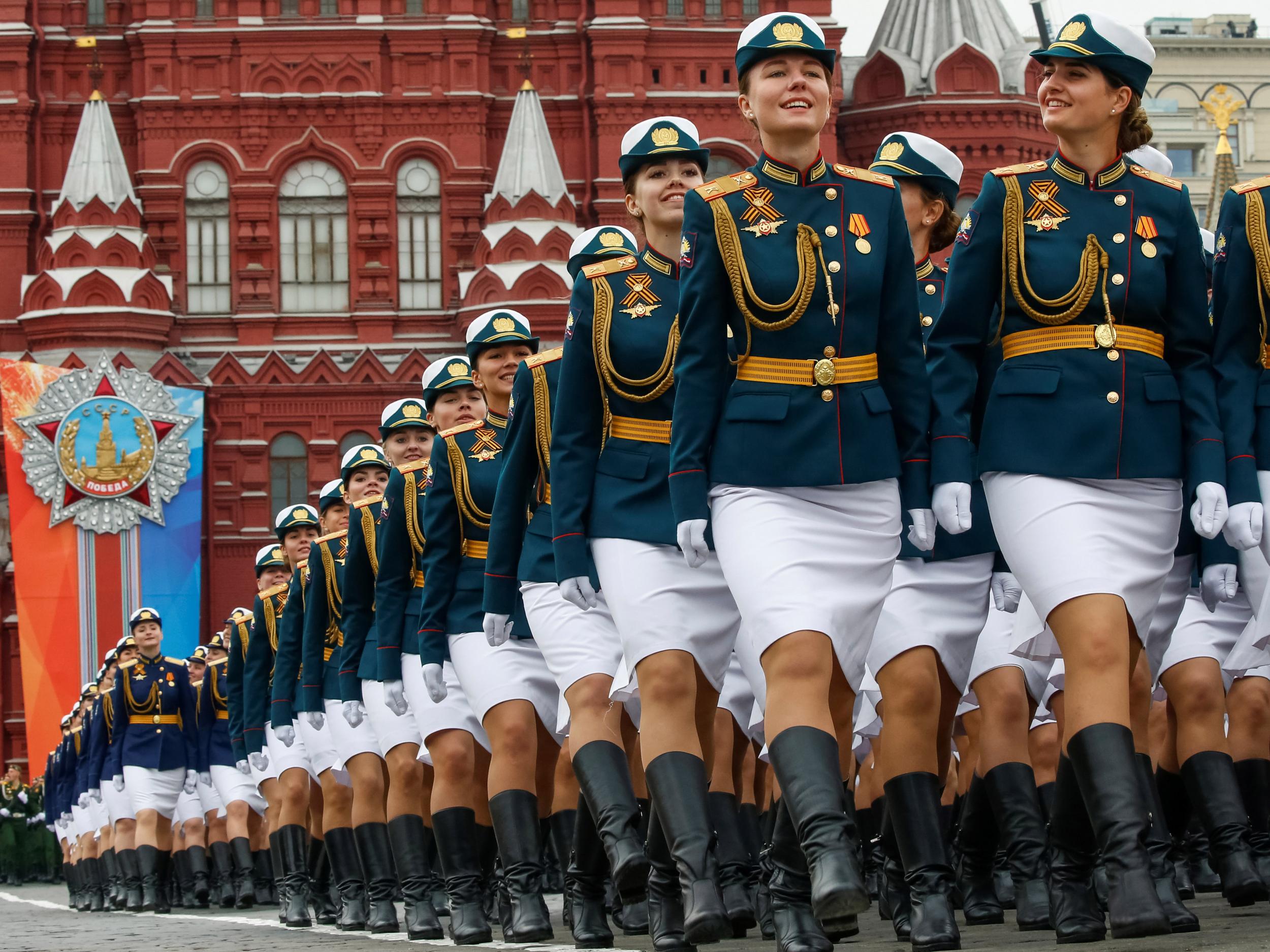 Жен победа. Олеся бука ВУМО. Курсантки Вольского военного института. Парад Победы курсантки Вольского института. Женщины военные на параде.