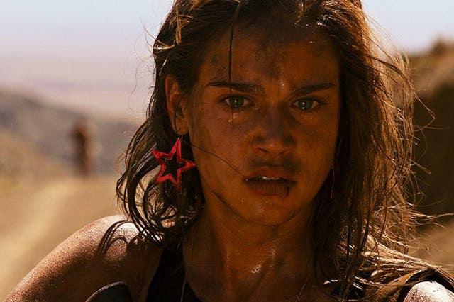 Jen (Matilda Lutz) may be traumatised, badly injured, and alone in the ‘merciless’ desert but she has far more resilience than the grubby, chauvinist men who want her dead